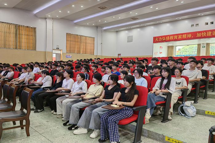 志愿者认真听课.jpg